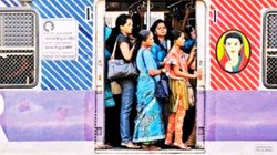 मुंबई में चलती लोकल ट्रेन से शख्स ने युवती को रेलवे ट्रैक पर दिया धक्का, वजह जानकर लोगों का फूटा गुस्सा