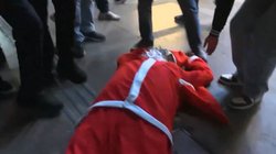 AQI 376 सुनते ही दिल्ली में ‘बेहोश’ हो गया सांता क्लॉज, दिया गया CPR… AAP बोली- उसे मारोगे क्या?