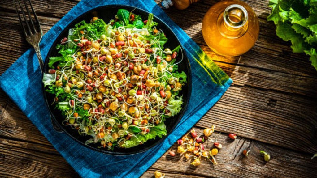 sprouts benefits in hindi, sprouts khane ka sahi tarika, sprouts for weight loss, weight loss ke liye sprouts, digestion ke liye sprouts, energy badhane ke liye sprouts, ankurit anaj ke fayde, sprouts khane ka sahi time, subah sprouts khana fayde, sprouts diet plan, sprouts for gut health, sprouts for digestion and weight loss, wajan kam karne ke liye sprouts kaise khaye, sprouts khane se weight loss hota hai kya