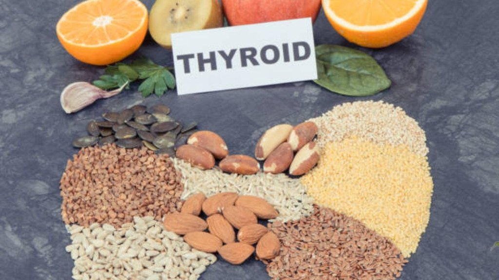 thyroid me kya khaye, thyroid me kya na khaye, thyroid diet chart hindi, thyroid ke liye best food, thyroid food to avoid, hypothyroidism diet, hyperthyroidism diet, thyroid symptoms and diet, thyroid control naturally, thyroid treatment with diet, एक्सपर्ट से जानें थायराइड डाइट, थायराइड में गलत खाना पड़ सकता है भारी, थायराइड में क्या खाएं, थायराइड में क्या न खाएं, thyroid diet plan, थायराइड में सही खाना कौन सा है, थायराइड में नुकसानदायक फूड, थायराइड कंट्रोल करने के उपाय