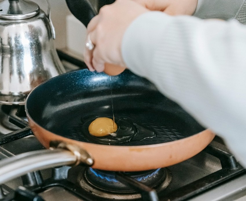 vinegar while boiling eggs