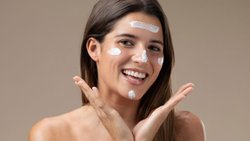 गाय या भैंस किसके दूध की मलाई चेहरे पर लगाने से ज्यादा फायदा मिलता है? चमकदार त्वचा के लिए आजमाएं ये तरीका