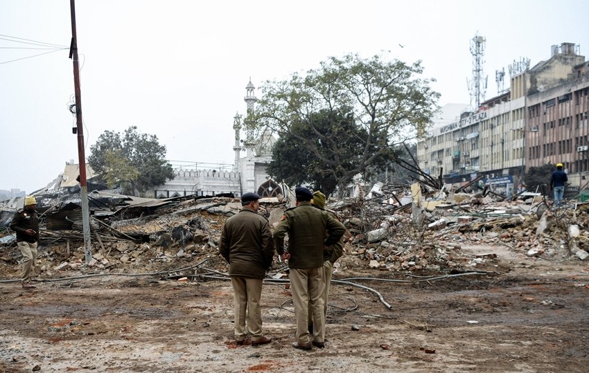 Delhi Police stone pelting