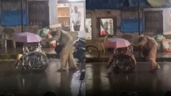 झमाझम बारिश और व्हीलचेयर पर पत्नी… दादाजी के इस ‘सच्चे प्यार’ ने इंटरनेट पर जीता करोड़ों का दिल; देखें Viral Video