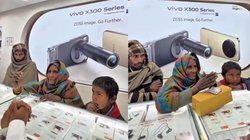 Viral Video: पैसे कम होने पर निराश लौट रहा था परिवार, दुकानदार ने घाटा सहकर दिया मोबाइल; दरियादिली को इंटरनेट ने किया सलाम