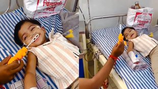 Viral Video Father Love Becomes Strength for Sick Daughter in Hospital Emotional Moment