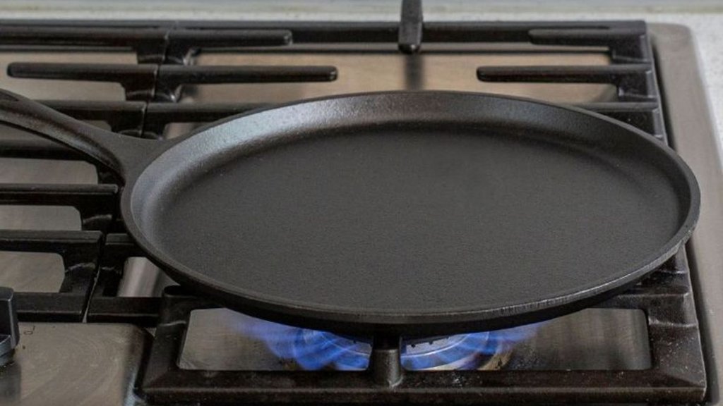 remove rust from iron griddle, How to remove rust on griddle, Fastest way to remove rust from cast iron