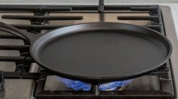 लोहे के तवे से जंग और कालापन कैसे हटाएं? इन 3 उपायों से नहीं पड़ेगी ज्यादा रगड़ने की जरूरत