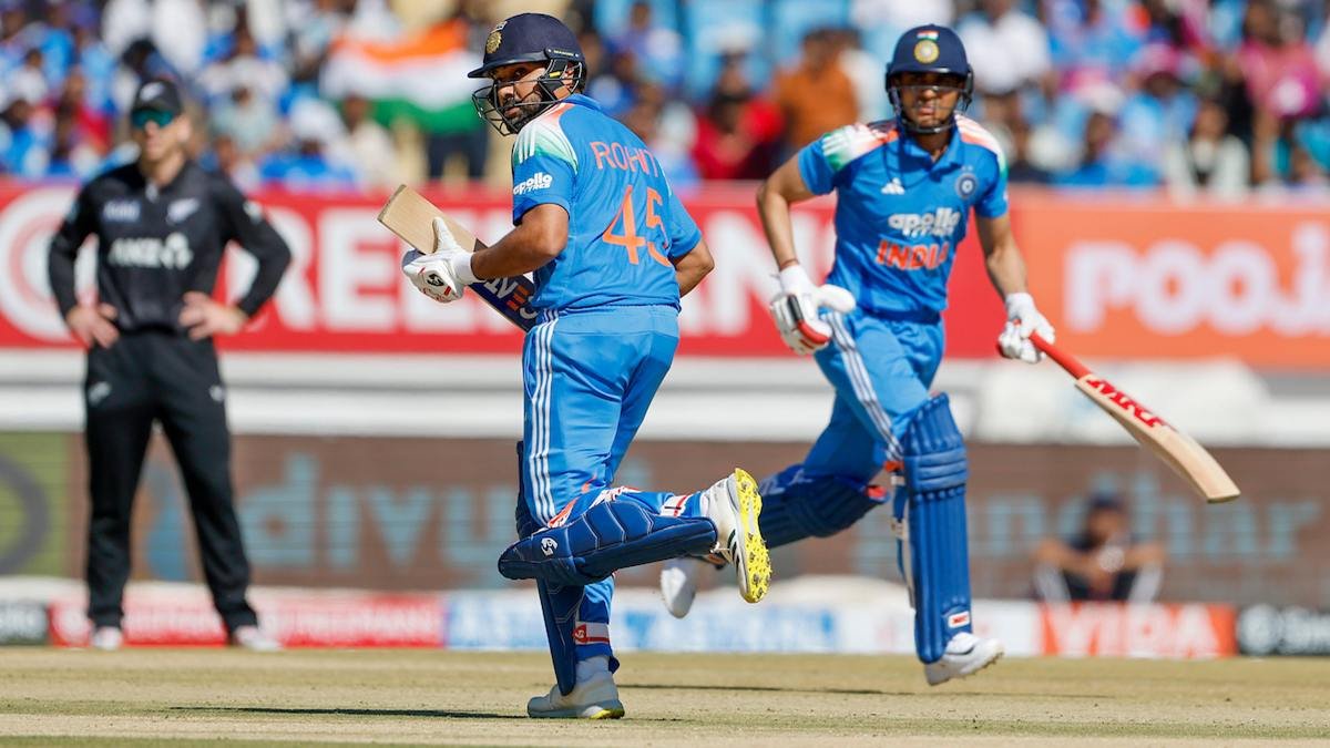 रोहित शर्मा ने राजकोट में 11वीं गेंद पर खोला खाता, जानें “हिटमैन” के करियर में पहले कब हुआ था ऐसा