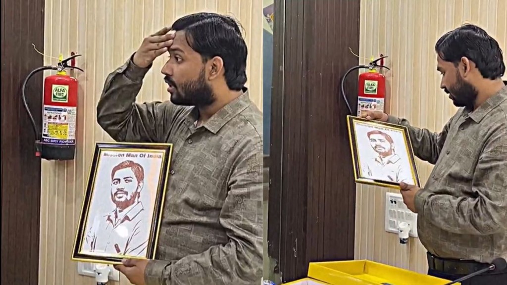 Student makes Khan sir portrait from her blood teacher stunned after recieving bizarre gift Viral Video Student makes Khan sir portrait from her blood teacher stunned after recieving bizarre gift Viral Video