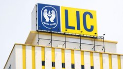 LIC Jeevan Utsav Single Premium: कौन कर सकता है निवेश? जानें सिंगल प्रीमियम प्लान के बेनिफिट्स और अन्य डिटेल