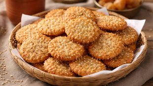 Til wali meethi mathri, sweet sesame mathri, sesame mathri at home