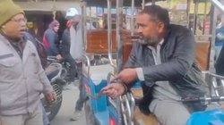 अजीबोगरीब: मथुरा में सांप को जेब में लेकर घूम रहा था ई-रिक्शा चालक, पुलिस ने रोका तो खुला चौंकाने वाला राज, देखें Viral Video