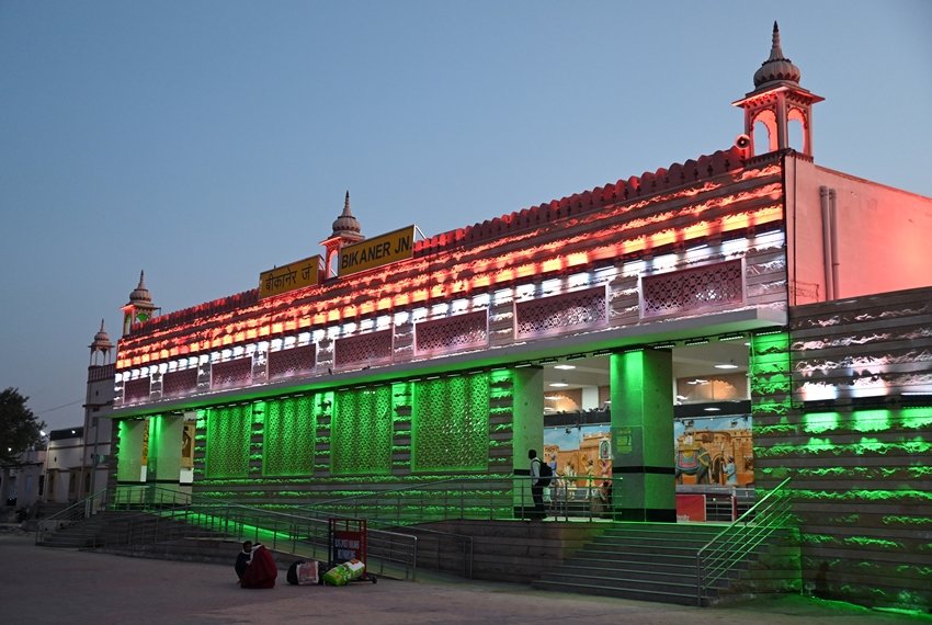 Republic Day Celebrations Begin as Key Buildings Across India Glow in Tricolour