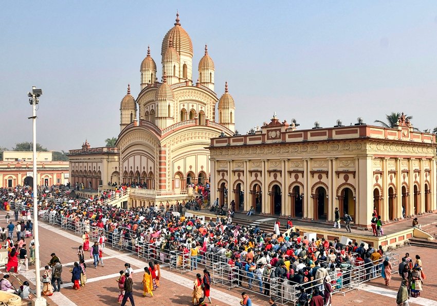 People visit temple on New Year's day