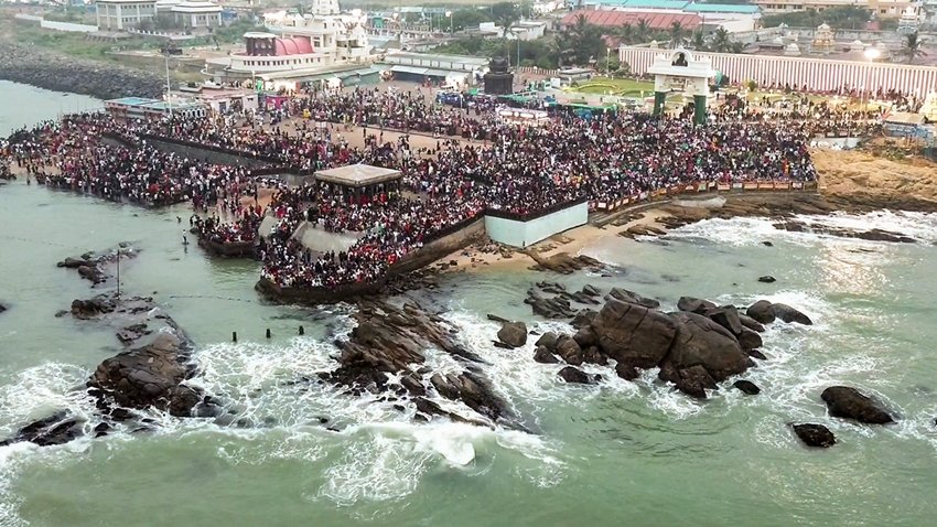 People throng the coasts of Kanyakumari to witness the first sunrise of 2026