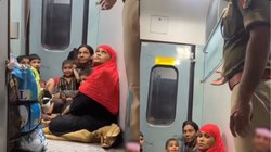 वर्दी में इंसानियत! भीड़ भरी ट्रेन में फर्श पर बैठी थी महिला-बच्चे, फरिश्ता बनकर आए पुलिसकर्मी ने जीत लिया सबका दिल, Viral Video