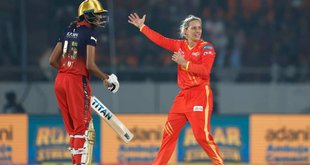 WPL 2026 Points Table After GGW vs RCBW Match, Smriti Mandhana, Ashleigh Gardner, Sophie Devine, Radha Yadav, Beth Mooney, Top 5 Batters, WPL 2026 Most Wickets, WPL 2026 Most Runs, WPL, विमेंस प्रीमियर लीग 2026 की अंकतालिका, पॉइंट्स टेबल,