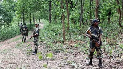 छत्तीसगढ़ में 14 नक्सली मारे गए, तेलंगाना में 20 माओवादियों ने किया सरेंडर