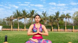 सुबह की शुरुआत सूर्य नमस्कार से करें, वजन घटाने से लेकर तनाव दूर करने तक, रोज करेंगे तो दिखेगा असर