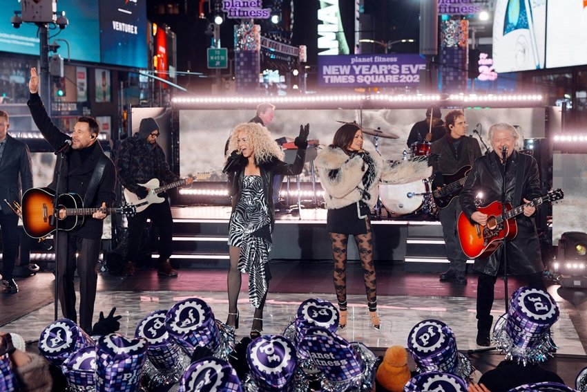 LE SSERAFIM performance