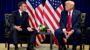 अमेरिकी राष्ट्रपति डोनाल्ड ट्रंप ने 23 सितंबर, 2025 को न्यूयॉर्क में 80वीं संयुक्त राष्ट्र महासभा के दौरान फ्रांसीसी राष्ट्रपति इमैनुएल मैक्रॉन से मुलाकात की। (Reuters)