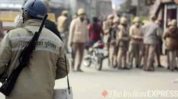 हापुड़ में सूखा गोबर चोरी होने पर छिड़ गई ‘महाभारत’, दो समुदायों में जमकर हुई पत्थरबाजी, 6 घायल