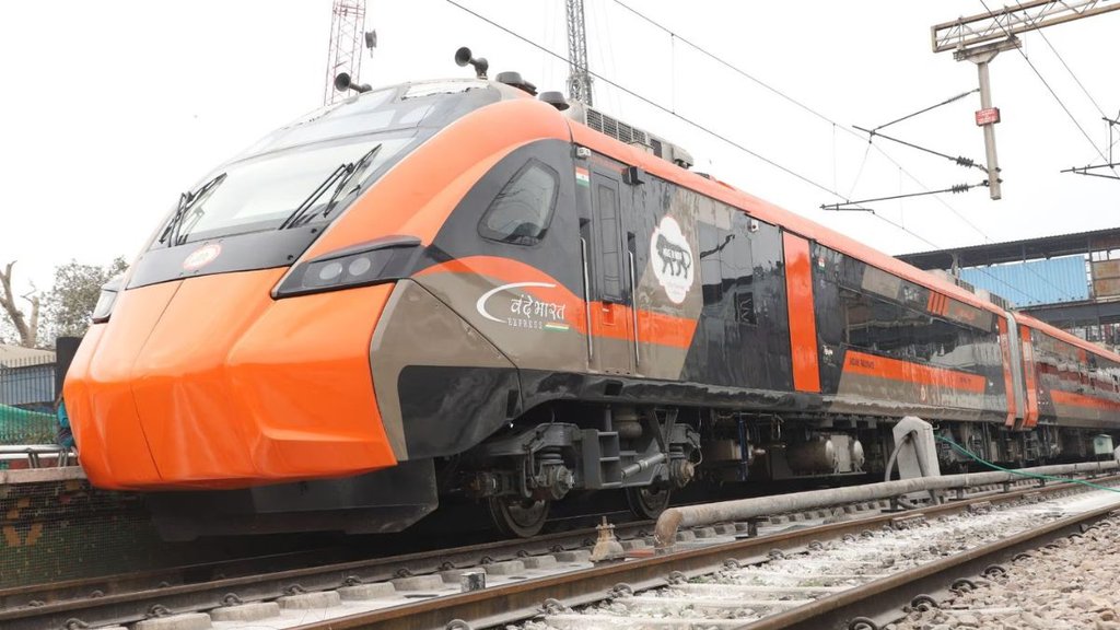 Vande Bharat Express Sleeper Train: वंदे भारत एक्सप्रेस स्लीपर को लेकर क्या बोले रेल मंत्री (Photo: Express)