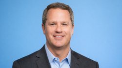 कौन है वो शख्स जो हर आधे घंटे में कमाता है 1.4 लाख रुपये? अमेरिका के इस CEO की कमाई ने पूरी दुनिया को चौंका दिया