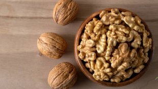Walnut side effects, Who should not eat walnuts, Walnuts harmful for health, Walnuts disadvantages, Walnuts side effects in Hindi, अखरोट खाने के नुकसान, किन लोगों को अखरोट नहीं खाना चाहिए, अखरोट से सेहत को नुकसान, अखरोट साइड इफेक्ट्स, इन लोगों को भूलकर भी अखरोट नहीं खाना चाहिए, अखरोट खाने से क्या नुकसान होता है, अखरोट किसके लिए खतरनाक है, akhrot khane ke nuksan, who should not eat walnut, walnuts side effects in hindi