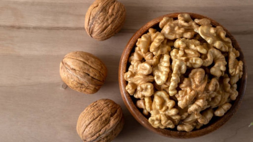 Walnut side effects, Who should not eat walnuts, Walnuts harmful for health, Walnuts disadvantages, Walnuts side effects in Hindi, अखरोट खाने के नुकसान, किन लोगों को अखरोट नहीं खाना चाहिए, अखरोट से सेहत को नुकसान, अखरोट साइड इफेक्ट्स, इन लोगों को भूलकर भी अखरोट नहीं खाना चाहिए, अखरोट खाने से क्या नुकसान होता है, अखरोट किसके लिए खतरनाक है, akhrot khane ke nuksan, who should not eat walnut, walnuts side effects in hindi