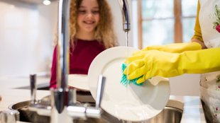 Washing dishes in winter, naturally easy home remedy to prevent your hands from going numb in winter, Cold Water Hacks, Dishwashing in Winter, How to Keep Hands Warm