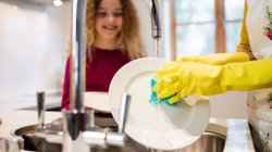 सर्दियों में बर्तन धोना बन जाता है मुश्किल? हाथ सुन्न होने से बचाएगा यह आसान देसी उपाय