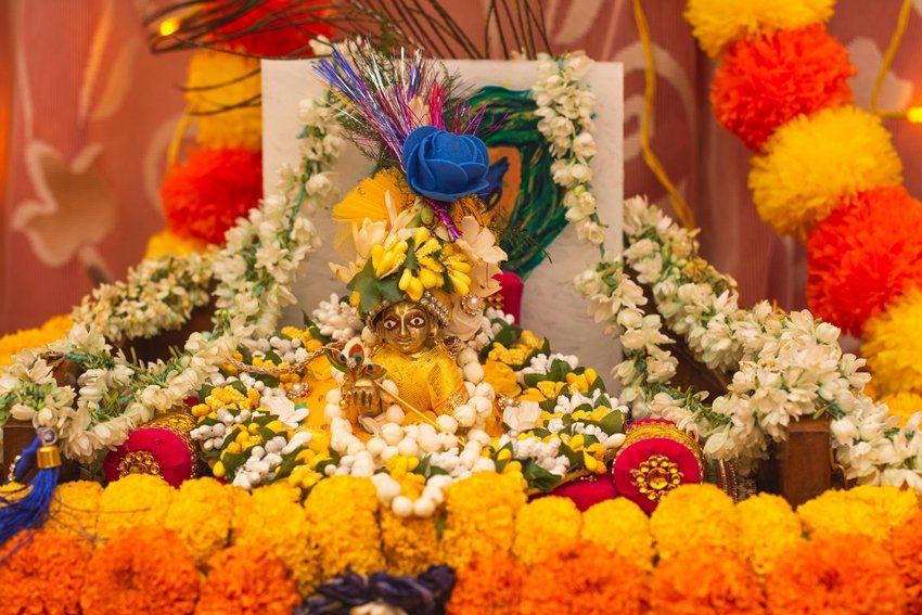 When to bathe Laddu Gopal idol
