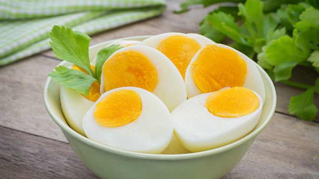 AIIMS doctor egg advice, anda khane ke fayde, raw egg vs boiled egg, anda healthy hai ya nahi, ek din mein kitne ande khane chahiye, roz anda khana sahi hai kya, boiled egg benefits in hindi, raw egg peena safe hai kya, egg protein benefits, anda aur cholesterol, AIIMS doctor ne bataya kitne ande khaye, weight loss ke liye anda sahi hai kya, bachchon ke liye roz anda sahi hai kya, how many eggs should you eat per day, AIIMS doctor egg advice, egg consumption per day, raw egg vs cooked egg, benefits of eating eggs daily, boiled egg vs raw egg health, is raw egg safe to eat, AIIMS doctor recommendation on eggs