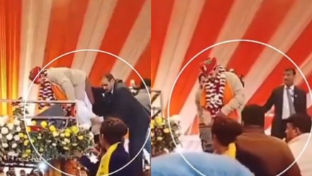 ex bjp mp brij bhushan sharan singh falls on stage video goes viral- मंच पर मुंह के बल गिरे बृजभूषण शरण सिंह, देखें वीडियो | Jansatta