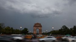 दिल्ली-एनसीआर में बारिश, तेज हवाओं ने बढ़ाई ठंड; जानें मौसम का हाल