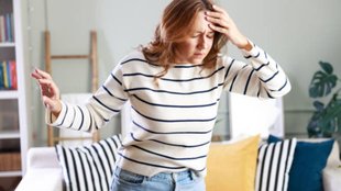 dizziness causes, dizziness causes and diseases, low blood pressure dizziness, anemia symptoms dizziness, vertigo causes in hindi, dehydration dizziness, neurological causes of dizziness, बार-बार चक्कर आना क्यों होता है, चक्कर आना कब खतरनाक होता है, चक्कर आने पर क्या करें, चक्कर आने के कारण, बार-बार चक्कर आना कारण, बार-बार चक्कर आना, चक्कर आना किस बीमारी का संकेत है, dizziness causes in hindi, frequent dizziness symptoms