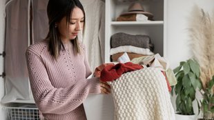 kapdo ko bina dhoye kaise saaf karen | Easy Ways to Reduce Odor in Warm Clothes Without Washing | How to get the smell out of clothes quickly