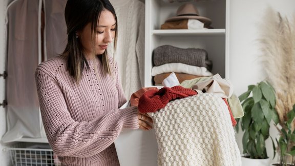 kapdo ko bina dhoye kaise saaf karen | Easy Ways to Reduce Odor in Warm Clothes Without Washing | How to get the smell out of clothes quickly