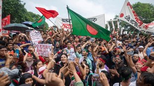 Govt advises return of families,Bangladesh security situation,