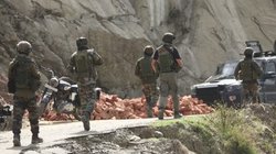 घर में लोगों को बंधक बनाए हुए था जैश का कमांडर, पुलिस ने पहले नागरिकों को छुड़ाया और फिर किया एनकाउंटर