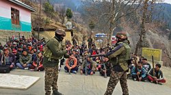 जम्मू-कश्मीर में गांवों के निवासियों को सिखाए जा रहे आतंकवादियों से निपटने के तरीके, सुरक्षा बल दे रहे ट्रेनिंग