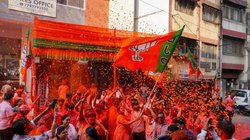 क्या कांग्रेस से अलग होना उद्धव ठाकरे को पड़ा भारी? जानें कैसे विपक्षी फूट ने बीजेपी-शिंदे की राह की आसान