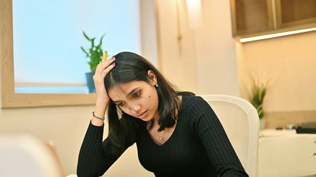 mental health tips in hindi, stress and mental fatigue, work stress symptoms, मानसिक स्वास्थ्य कैसे बेहतर बनाएं, थोड़ा काम करते ही दिमाग थक क्यों जाता है, मानसिक थकान के लक्षण और उपाय, mental exhaustion ka ilaj, mental fatigue se relief kaise mile, psychologist ke bataye mental health tips, मेंटली एग्जॉस्टेड क्यों महसूस होता है, mental exhaustion causes, mental fatigue reasons, दिमाग की थकान कैसे दूर करें, mental exhaustion remedies, psychologist tips for mental health, थोड़ा काम करते ही दिमाग थक क्यों जाता है, मानसिक थकान के लक्षण और उपाय, mental exhaustion ka ilaj, mental fatigue se relief kaise mile, psychologist ke bataye mental health tips