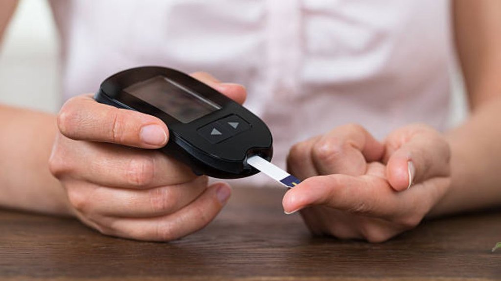 blood sugar control,natural blood sugar stabilization,diabetes management tips,dietary fiber for glucose levels,low glycemic index foods,meal timing for blood sugar,protein intake for diabetes,healthy habits for stable blood sugar, ब्लड शुगर को नेचुरल तरीके से कम करने के तरीके, डॉक्टर से जानें ब्लड शुगर कम करने के उपाय