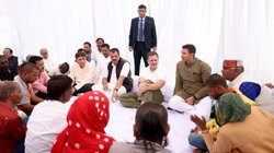 ‘हवा, दवा, जमीन में जहर, जवाब मांगो तो चलेगा बुलडोजर’, इंदौर त्रासदी के पीड़ितों से मिले राहुल