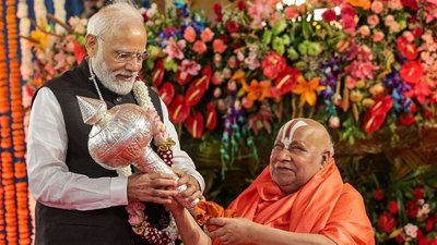 ओवैसी के हिजाब वाले बयान पर रामभद्राचार्य की दो टूक