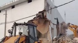 योगी सरकार का बुलडोजर आने से पहले गांव वालों ने खुद ही तोड़ दी मस्जिद, कब्जा की गई जमीन गरीबों को दी