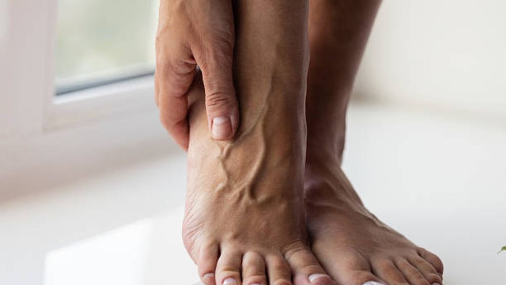 leg vein pain causes, sudden vein pain in leg, पैर की नसों में दर्द क्यों होता है, leg pain due to vein problem, पैर की नसों में अचानक दर्द के कारण, पैरों की नसों में दर्द से बचाव, रात में पैरों की नसों में दर्द क्यों होता है, varicose veins symptoms hindi, पैरों में सूजन और दर्द, leg vein pain treatment in hindi, varicose veins symptoms hindi, blood circulation in legs, पैरों की नसों में दर्द कब खतरनाक होता है, पैरों की नसों में अचानक दर्द क्यों होता है